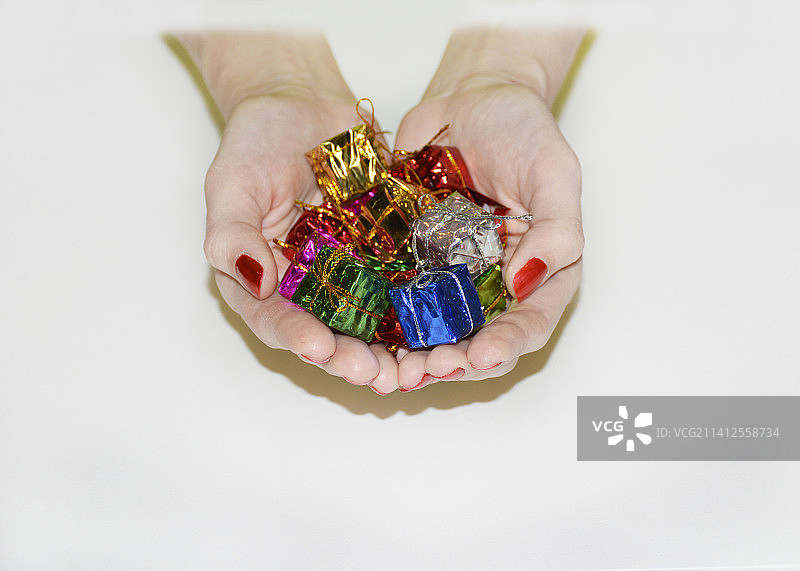 女性手中的彩色小礼品盒，摩尔多瓦图片素材