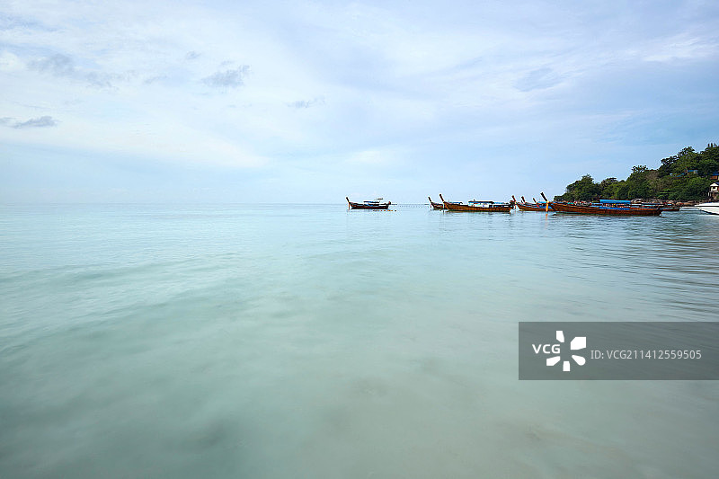 停靠在泰国沙敦里贝岛海滩的船只图片素材