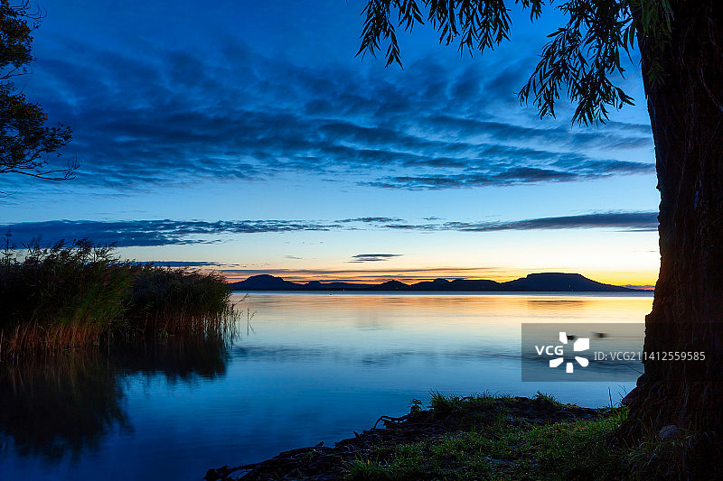 匈牙利巴拉顿湖上的美丽日出图片素材