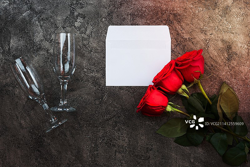 浪漫情人节背景 - 红色玫瑰和玻璃杯图片素材