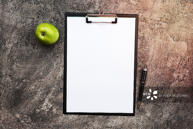 铅笔青苹果旁空白白纸俯视图图片素材