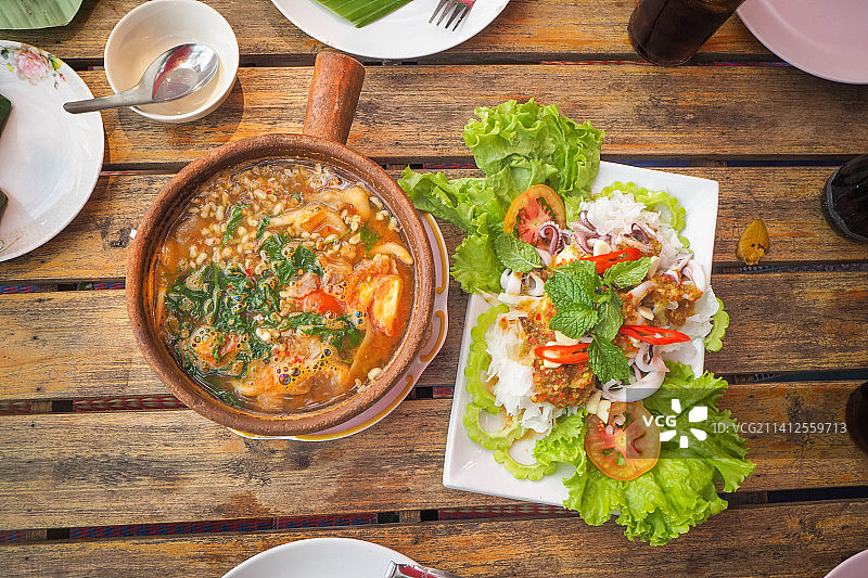 泰国餐桌上的美食俯视图图片素材