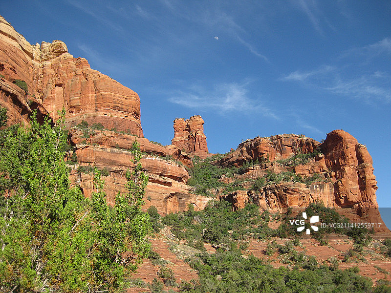 亚利桑那州塞多纳美丽的红色岩石悬崖与绿色植被图片素材