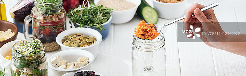 女人在桌子上切食物图片素材