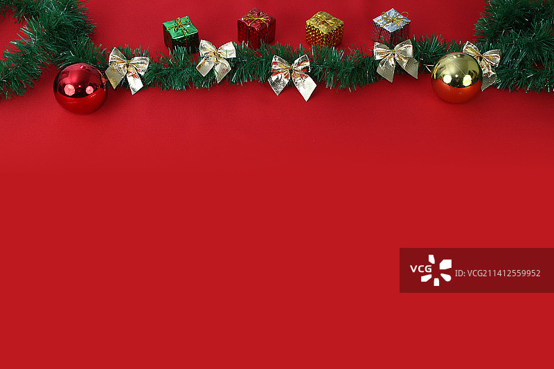 红色背景圣诞装饰模板（巴西马蒂尼奥斯）图片素材