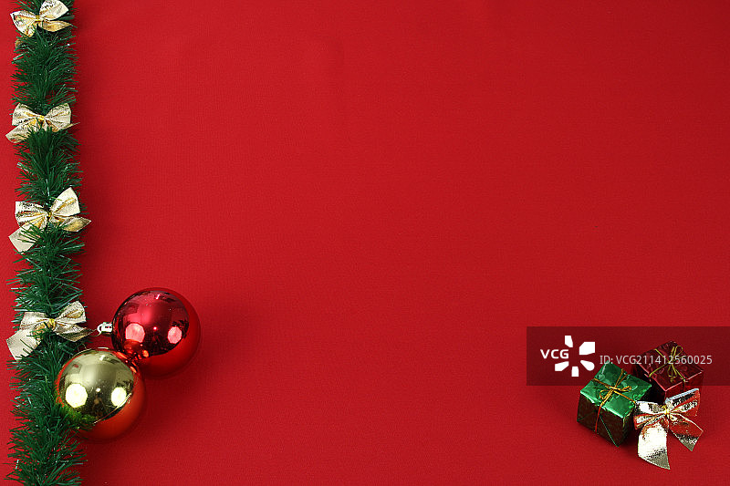 红色背景：圣诞装饰与礼物，巴西马蒂尼奥斯圣诞模板图片素材