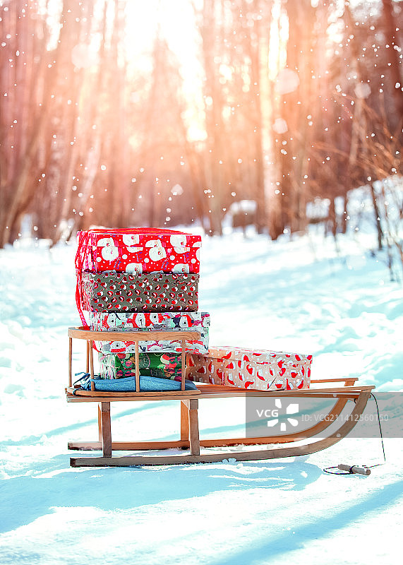 冬季背景下的木制雪橇与圣诞礼物，白俄罗斯图片素材