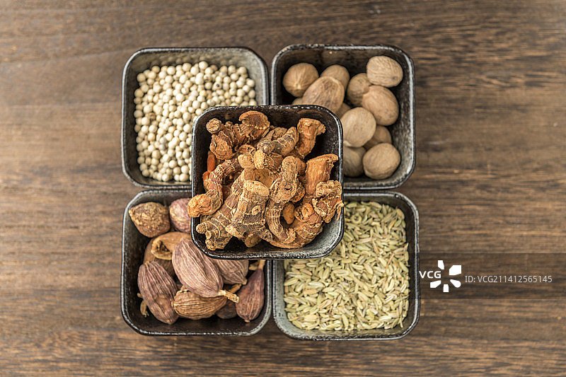 各种传统香料调料摆放在木桌面上图片素材