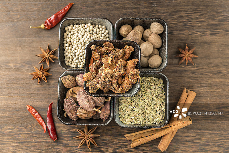 各种传统香料调料摆放在木桌面上图片素材