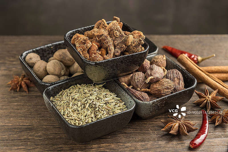 各种传统香料调料摆放在木桌面上图片素材