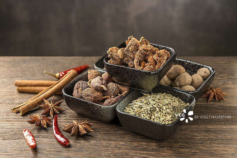 各种传统香料调料摆放在木桌面上图片素材