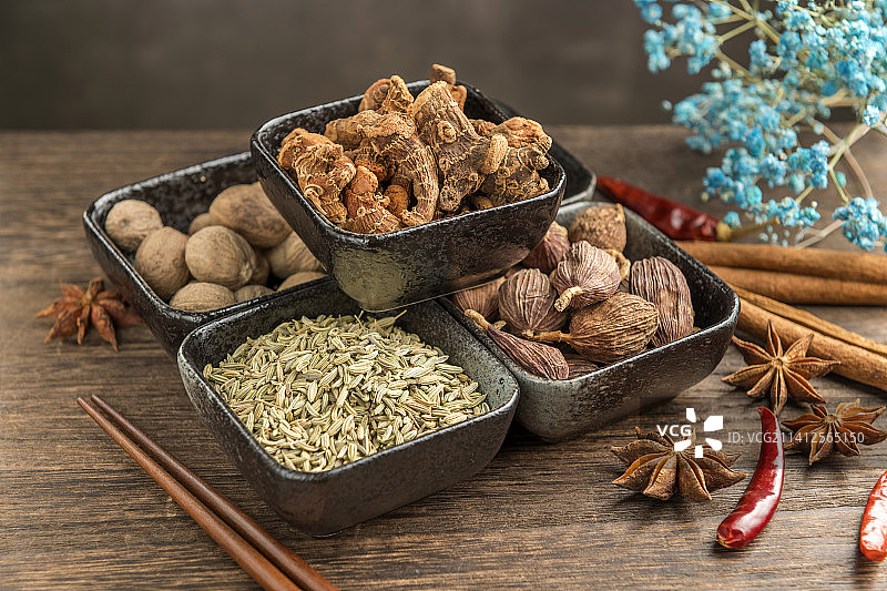 各种传统香料调料摆放在木桌面上图片素材