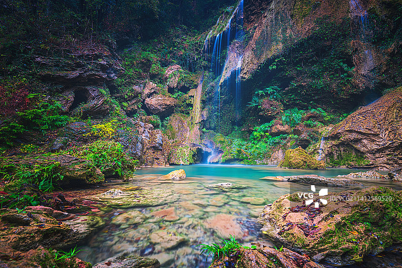 湖北荆门钟祥鹰子洞瀑布雨中图片素材