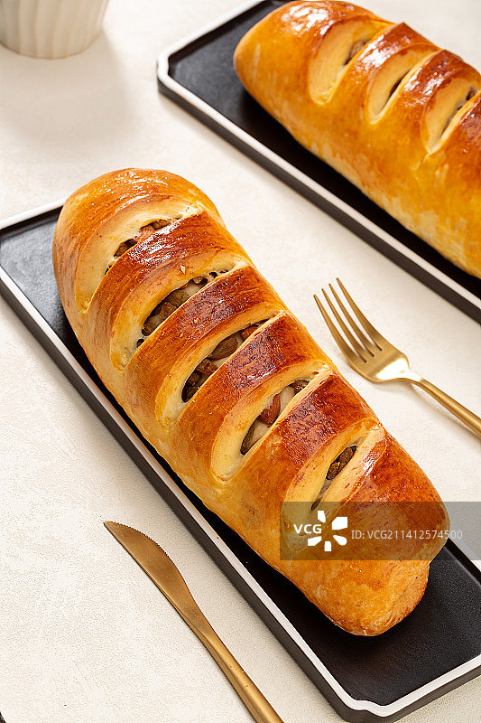 餐桌上烘焙美食面包列巴图片素材