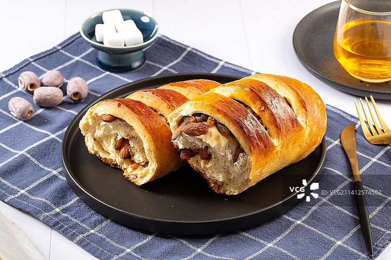 餐桌上烘焙美食面包列巴图片素材