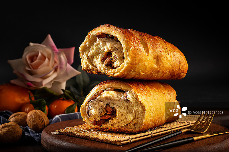 餐桌上烘焙美食面包列巴图片素材