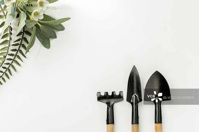 园艺工具铁铲铁锹铁耙子特写图片素材