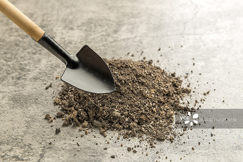 园艺工具铁铲铁锹铁耙子特写图片素材