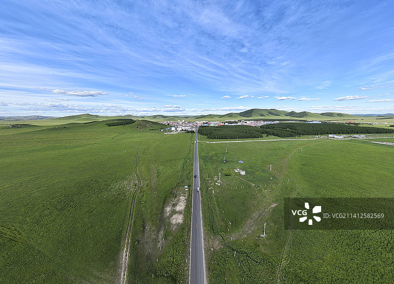 航拍夏天美丽的红山军马场内蒙古大草原上乌兰布统村镇全景图图片素材