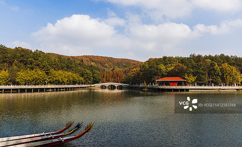 波光粼粼连理湖图片素材