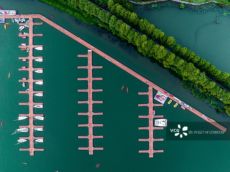航拍武汉东湖风景区蓝调晚霞图片素材
