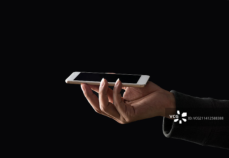 手拿手机图片素材