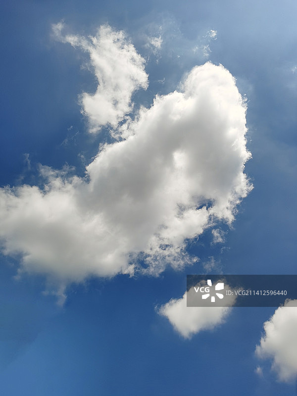 大朵白云图片素材