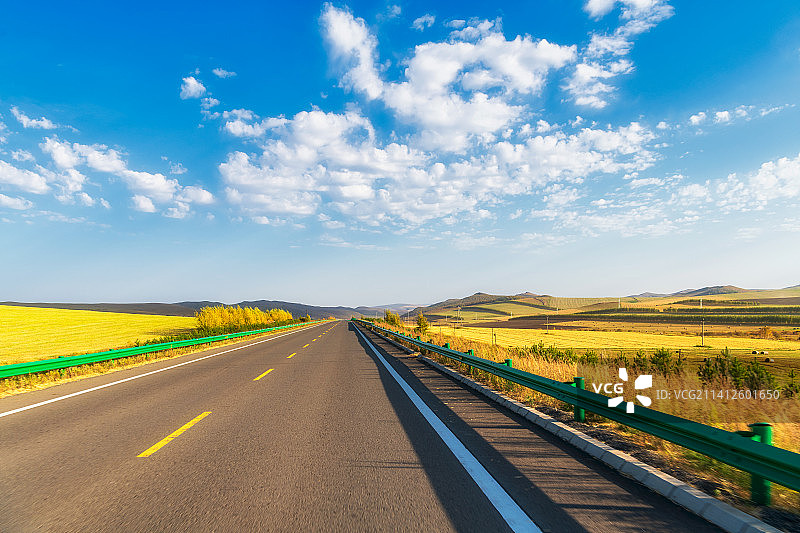 G331内蒙古呼伦贝尔大草原额尔古纳秋季草场与国道户外风光图片素材