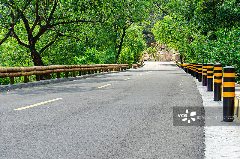 中国非都市风光拍摄主题，山东省泰安市岱岳区彩石溪风景区，绿色的山脉蜿蜒的盘山路，户外白昼无人图像摄影图片素材