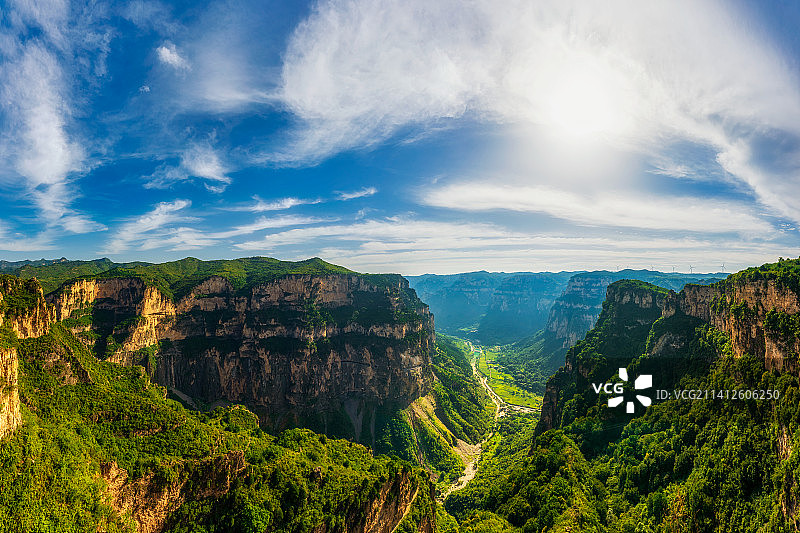 山西省长治市平顺县南太行（井底挂壁公路）神龙湾挂壁公路夏季户外风光航拍视角图片素材