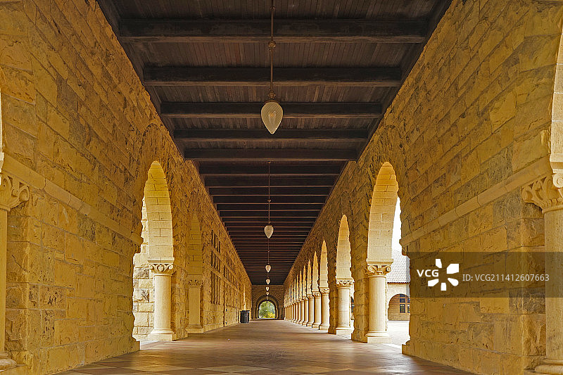 美国斯坦福大学（Stanford）美丽校园的连廊图片素材
