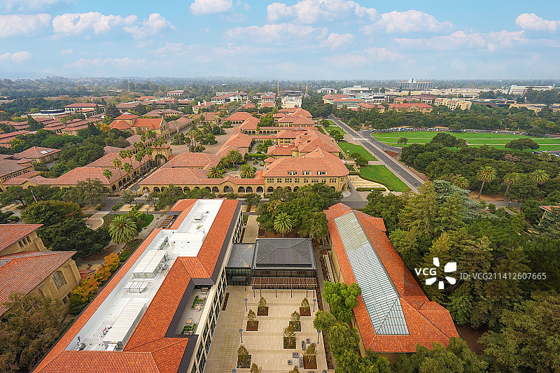 航拍视角俯瞰美国斯坦福大学（Stanford）美丽校园风光图片素材