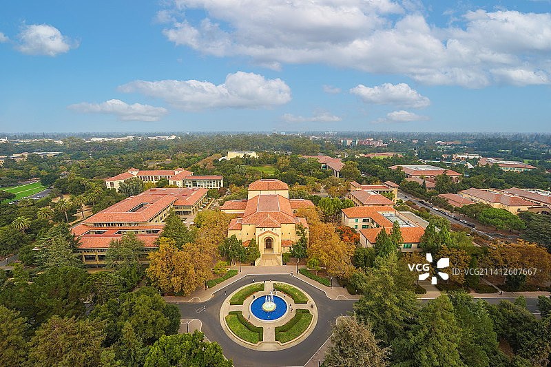 航拍视角俯瞰美国斯坦福大学（Stanford）美丽校园风光图片素材