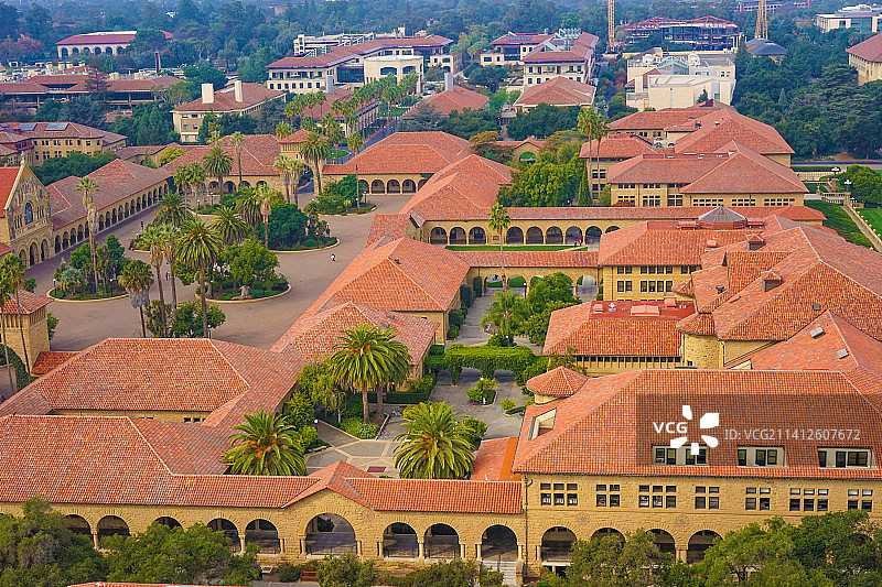 航拍视角俯瞰美国斯坦福大学（Stanford）美丽校园风光图片素材