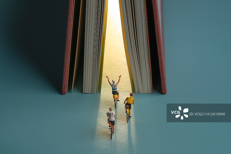 几个骑自行车往书籍冲刺微缩创意图图片素材