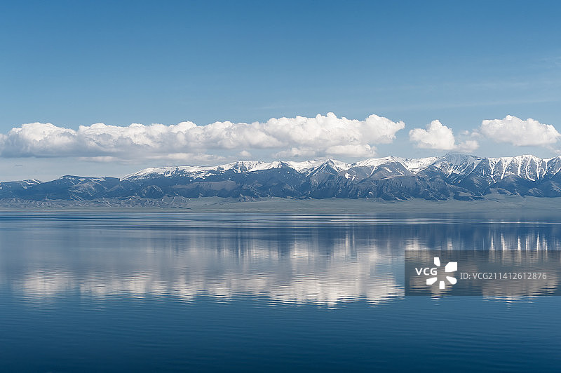 新疆赛里木湖水天一色风光图片素材