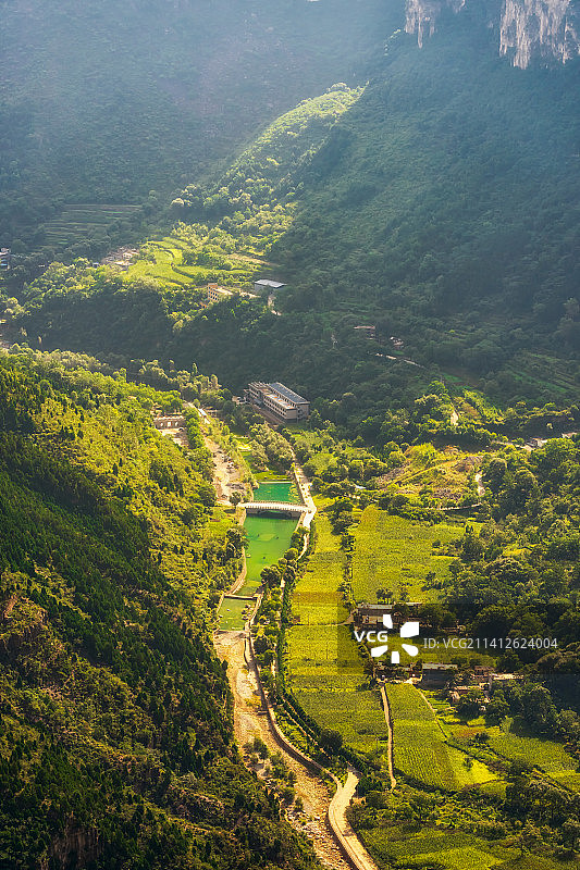 山西省长治市平顺县南太行（神龙湾景区）阱底村夏季户外风光高视角图片素材