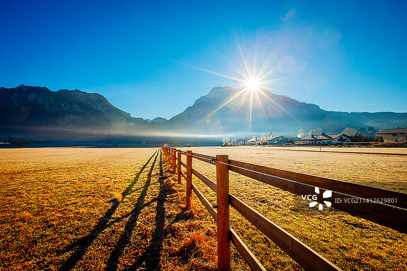 新天鹅堡周边，乡间霜雾图片素材