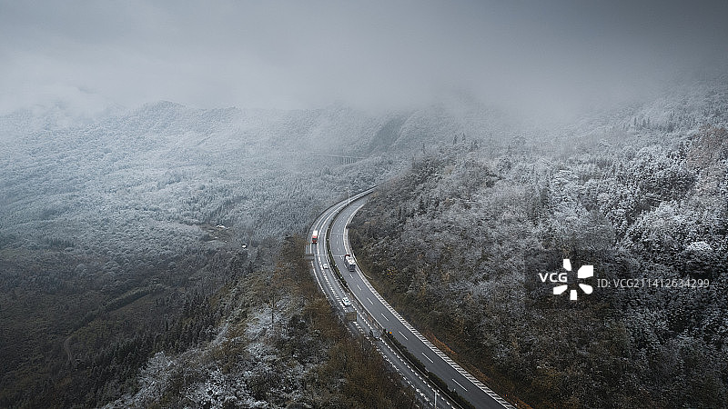 雅西高速的初雪图片素材