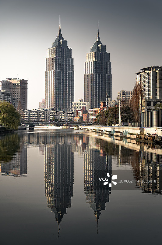 上海环球港双塔，苏州河倒影图片素材