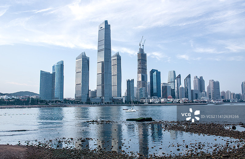 山东青岛海天中心海滨城市天际线风光图片素材