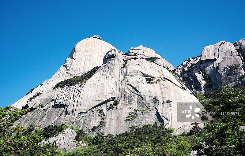 蓝色天空下的天柱山图片素材