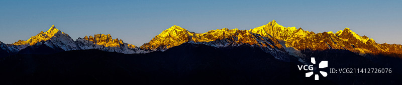 云南迪庆梅里雪山日照金山全景图片素材