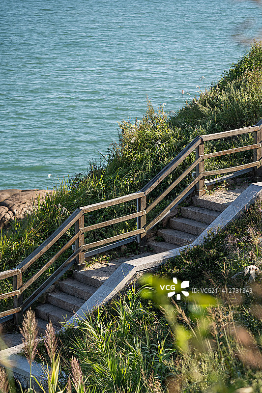 山东省青岛市燕儿岛公园海滨木栈道图片素材
