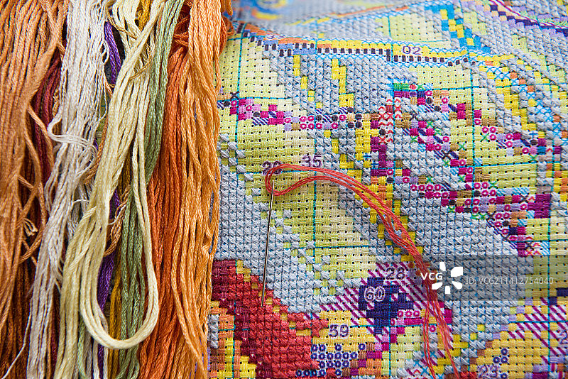 传统刺绣十字绣上的针线图片素材