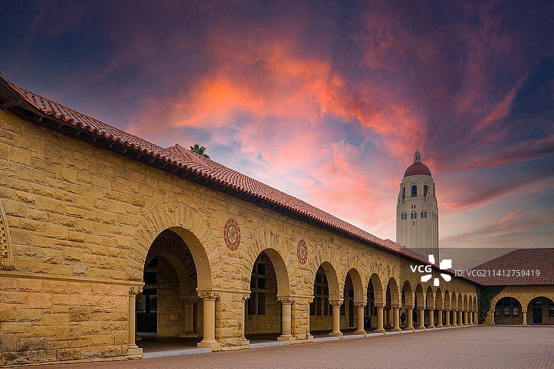 （Stanford）日落斯坦福大学校园晚霞美景、连廊和胡佛塔图片素材