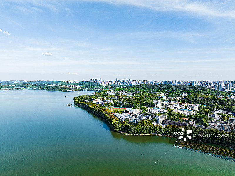 航拍武汉大学和东湖图片素材