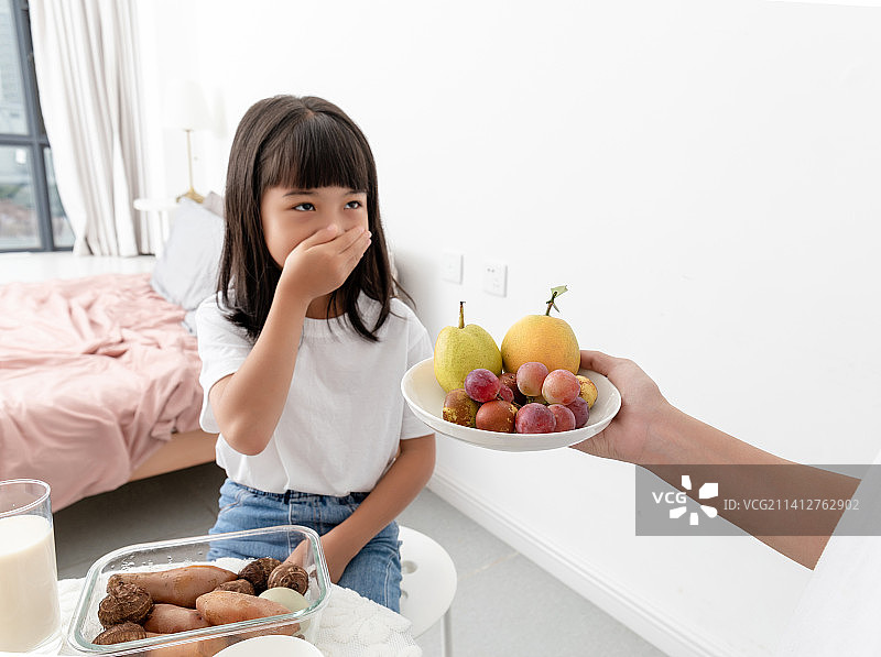 一名中国妈妈和女儿在吃水果图片素材