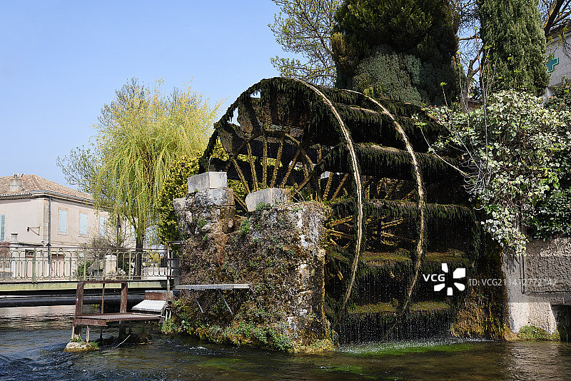法国普罗旺斯索格河畔利勒古老水车图片素材