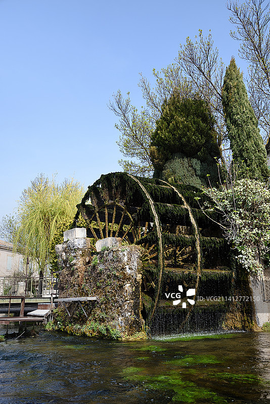 法国普罗旺斯索格河畔利勒古老水车图片素材